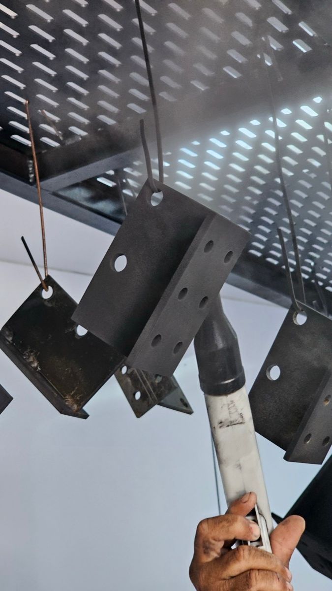 Aplicación de pintura electrostática sobre piezas de acero en la planta de TESEY