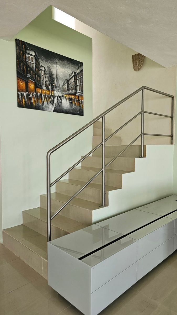 Barandal de escalera interior en acero inoxidable, fabricado por TESEY