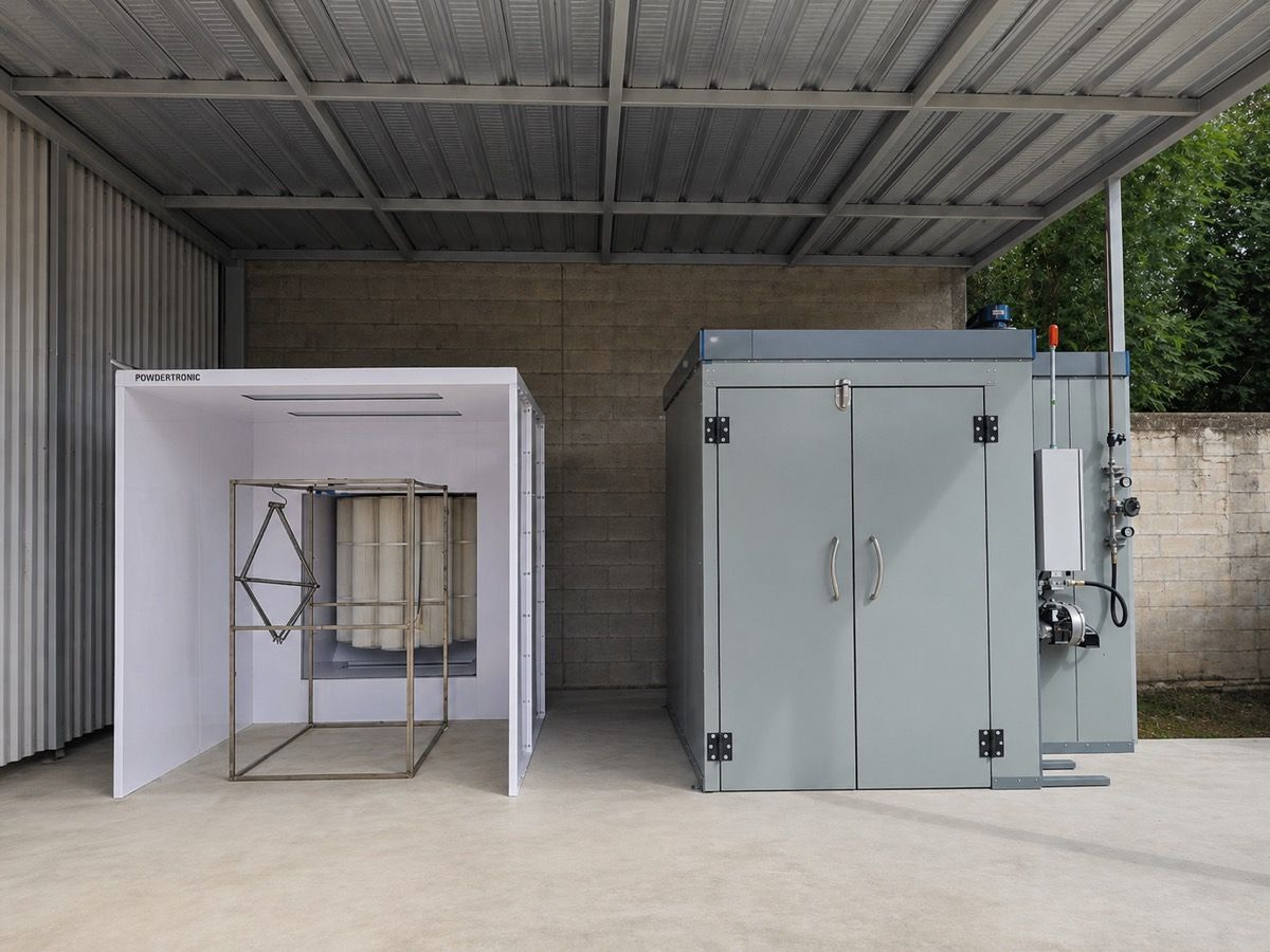 Cabina de pintura POWDERTRONIC y horno de curado en la planta de TESEY