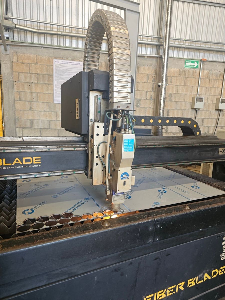 Máquina de corte láser de fibra cortando lámina de acero en la planta de TESEY