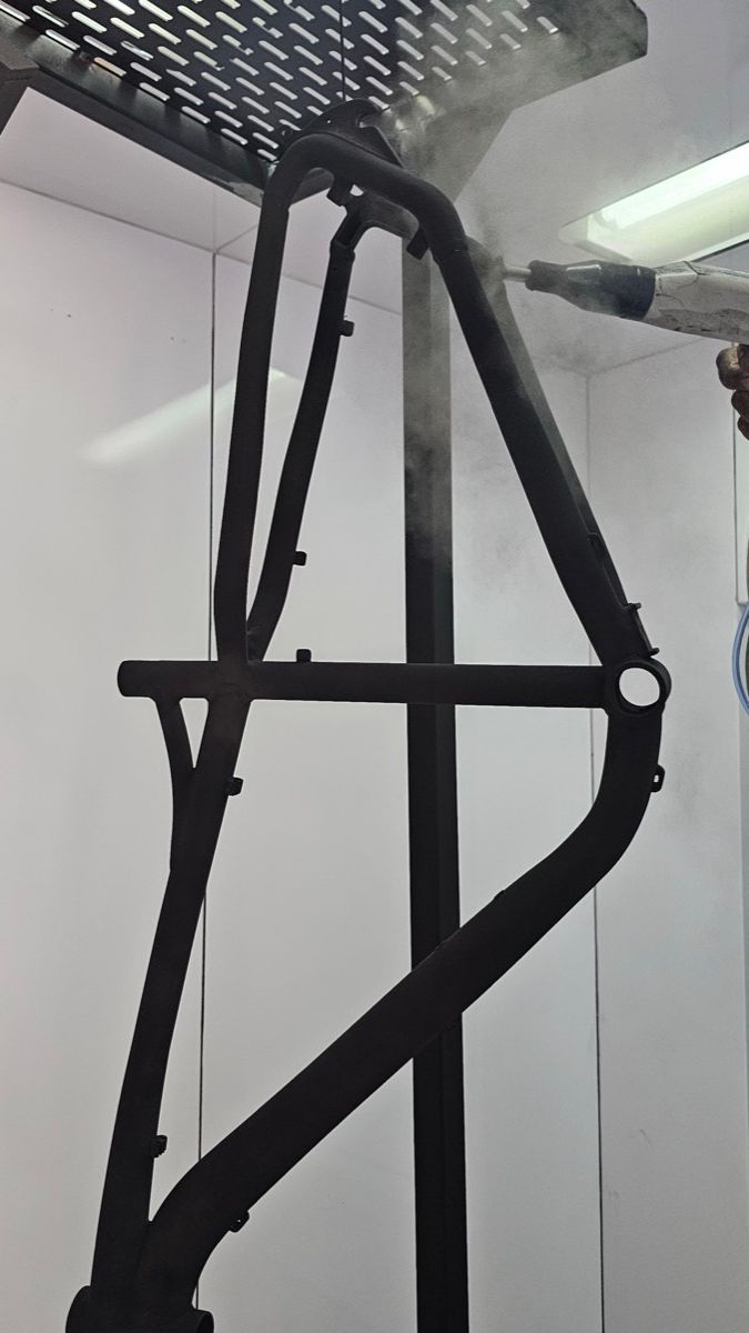 Marco de acero con pintura electrostática terminada, colgado en cabina